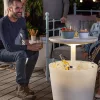 Coole Bar aus leuchtendem Plastik als Partyrequisite