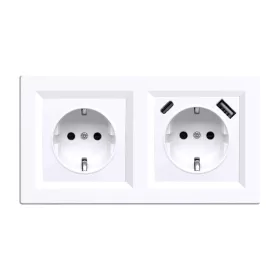 Nova-Stecker mit USB-Anschluss und weißem Rahmen
