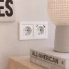 Nova-Stecker mit USB-Anschluss und weißem Rahmen