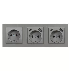   Nova III Steckdosenleiste mit zwei USB-Anschlüssen und grauem, gebürstetem Rahmen